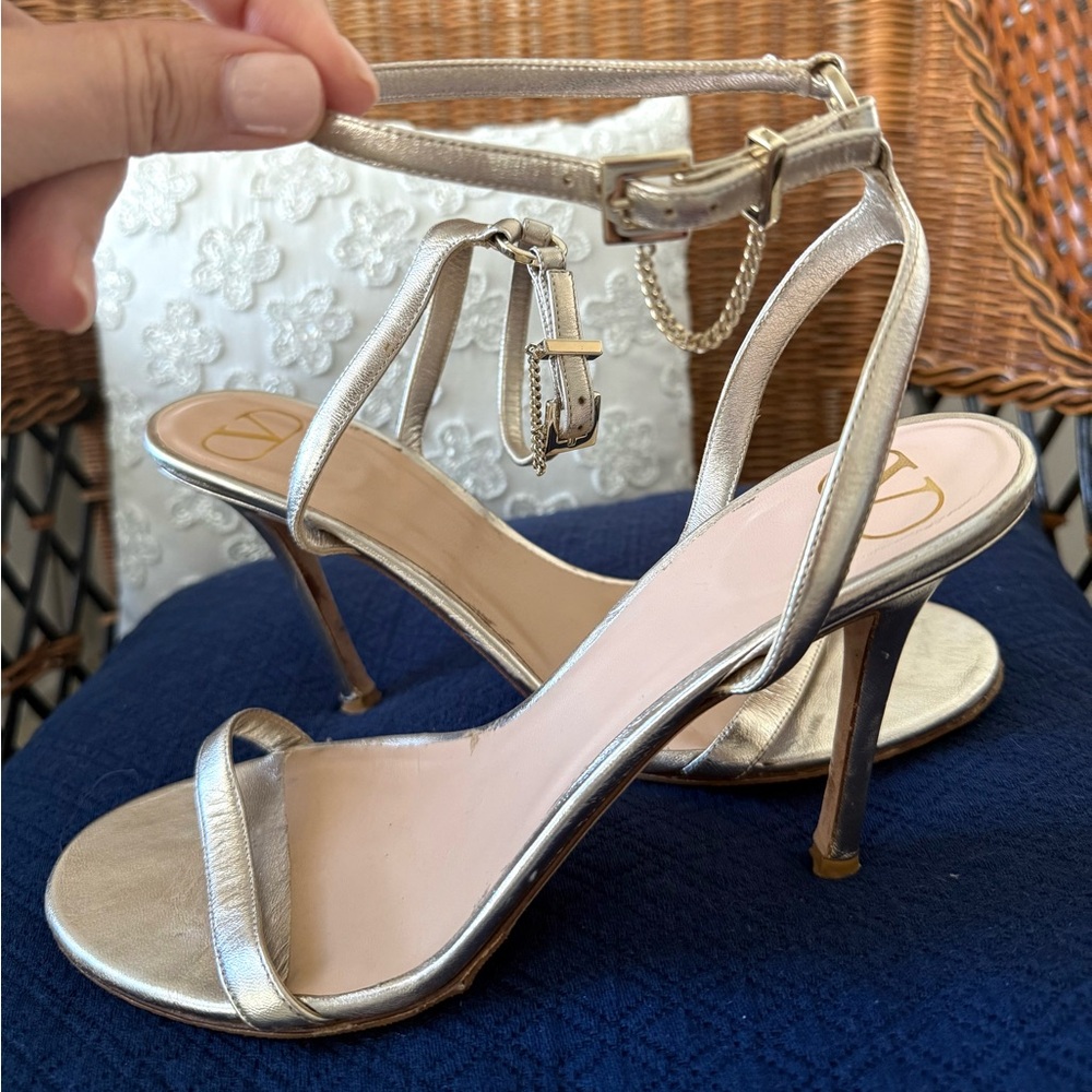 Valentino, Elegant Gold Stiletto Heels